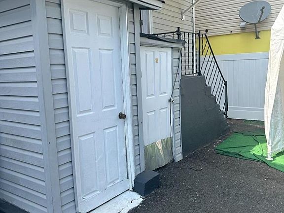5th image of 32 Hemlock St