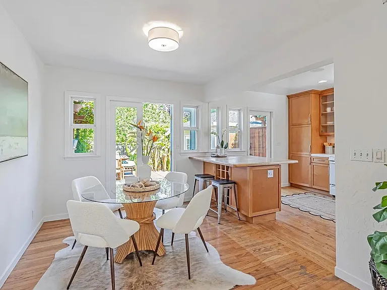 1045 Almanor Ave — Photo 4