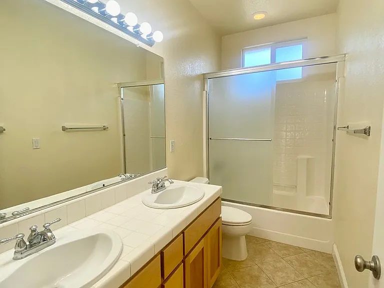 2319 Glacier Pl #B — Photo 16