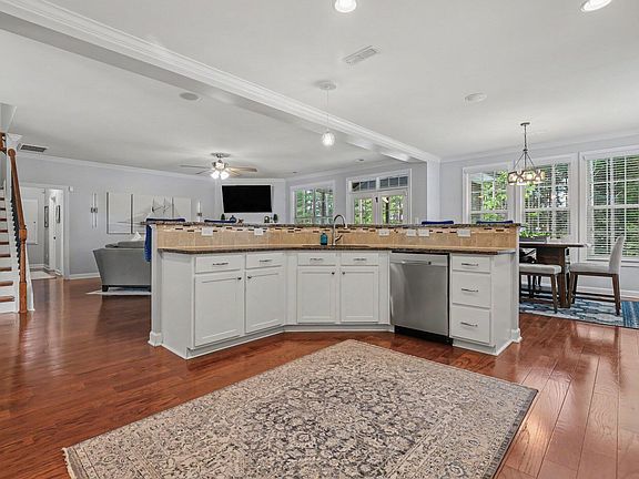 5th image of 294 Dongola St