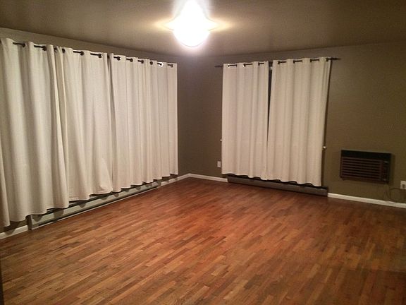 Spacious Clean Livingroom