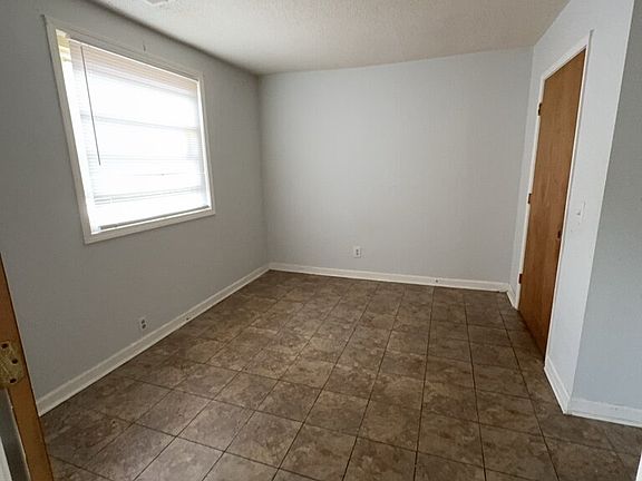 5th image of 906 Railroad St #0