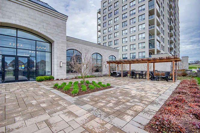 260 Villagewalk Blvd #1003