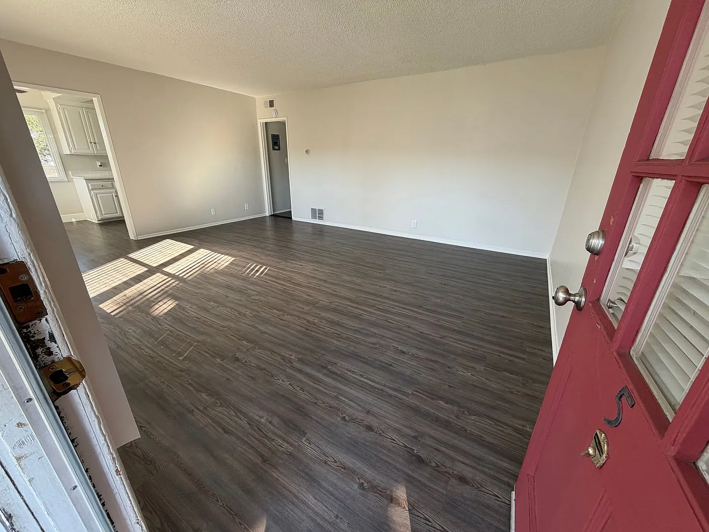 Spacious 1 Bedroom/1 Bathroom Apartment - $500 Off Move In + Reimbursed Application Fee — Photo 2