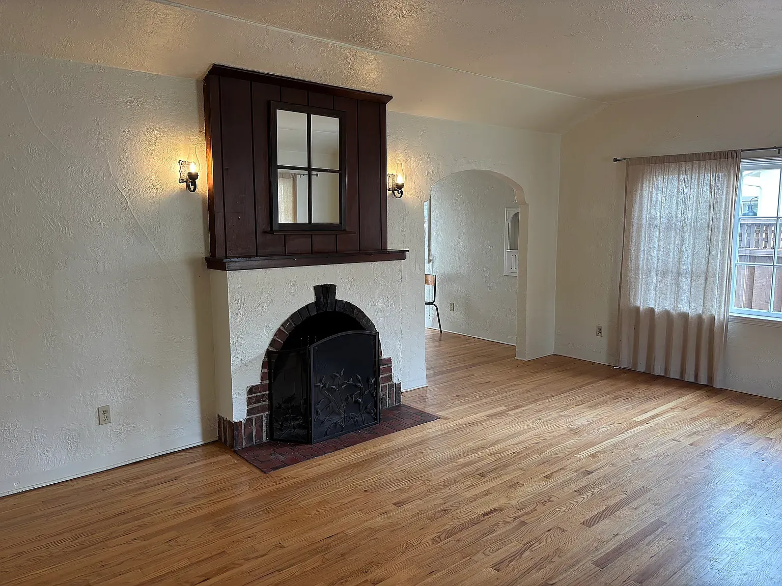 3 bed, 1.5 bath, 1300 sqft, $4,500 — Photo 2