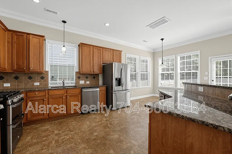 3 bed, 2.5 bath, 2450 sqft, $2,450 — Photo 3
