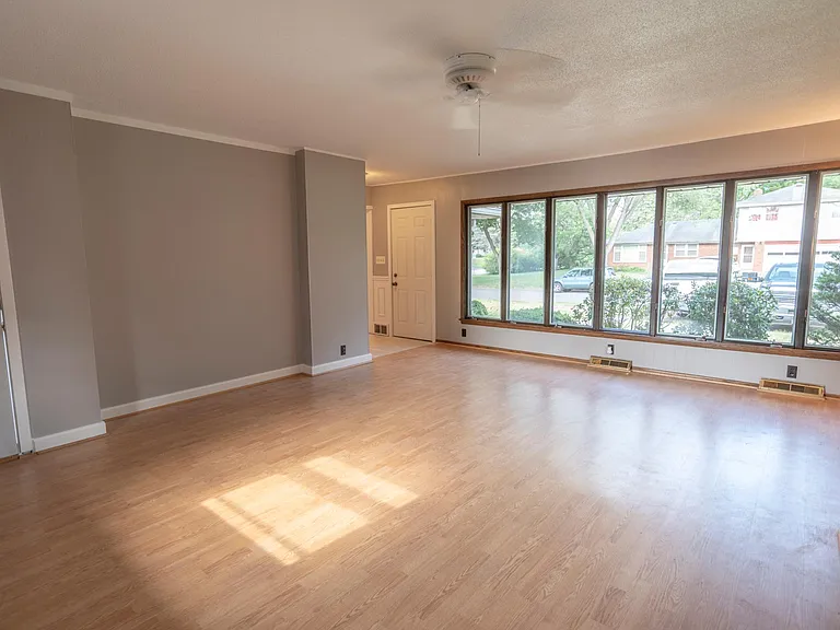 2241 Oxford St N #1 — Photo 14