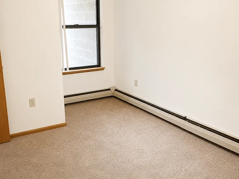 404 E Wilson St — Photo 7
