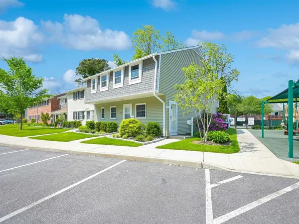 958 Village Drive #958, Hauppauge, NY 11788