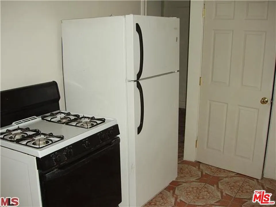 2 bed, 2.0 bath, 2010 sqft, $3,100 — Photo 2