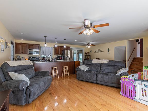 3rd image of 650 Erickson Dr E