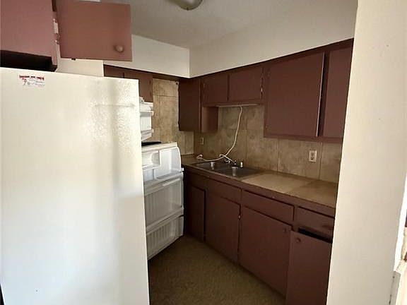 4th image of 805 W 1st St
