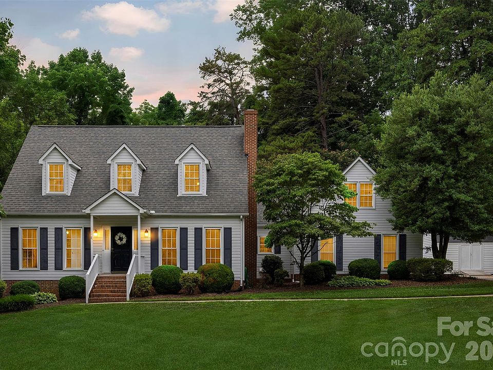 1st image of 303 Brook Valley Dr