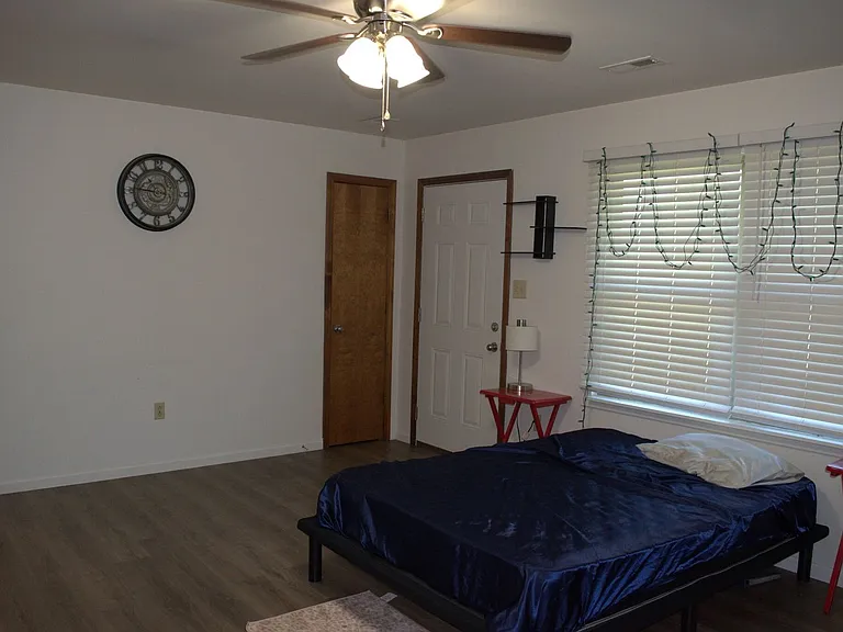 302 Oak St #B — Photo 4