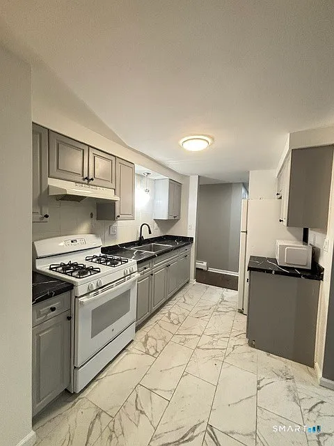 3 bed, 2.0 bath, 2340 sqft, $2,400 — Photo 3