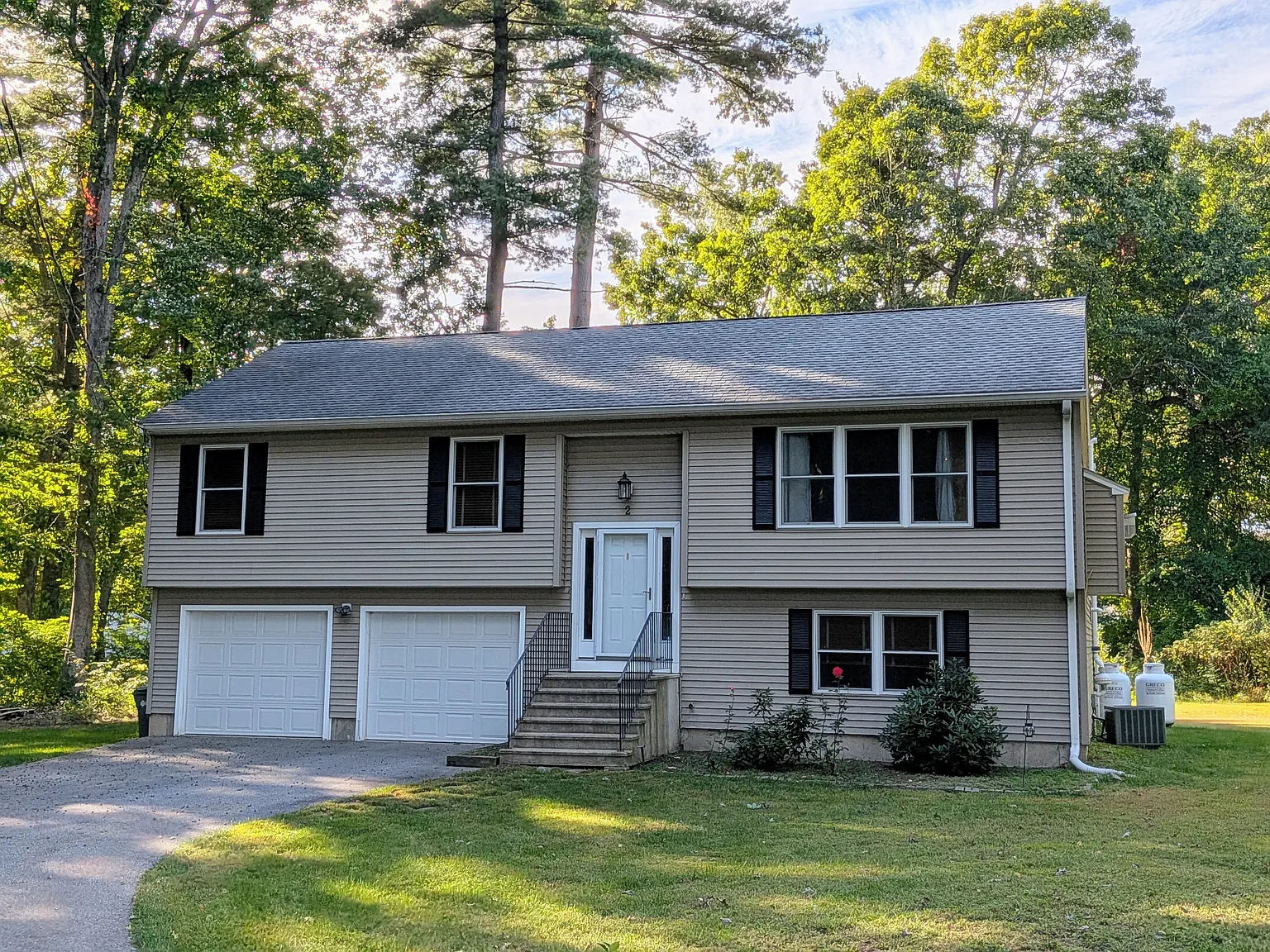 3 bed, 2.5 bath, 2700 sqft, $2,825 — Photo 4