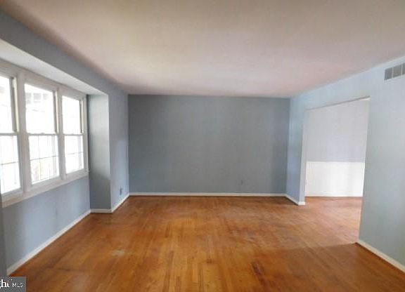3rd image of 517 Applewood Dr