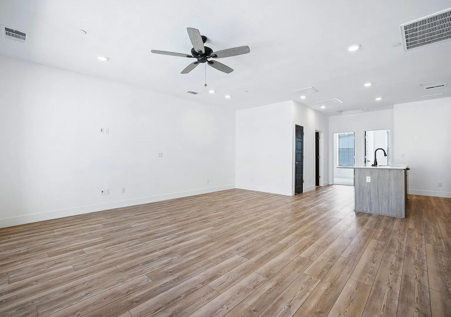 Beautiful Townhome For Rent In Well Desired Neighborhood! — Photo 4
