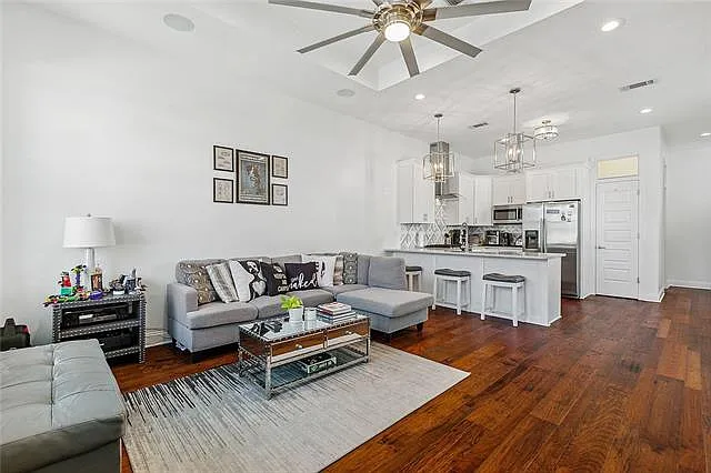 2527 Eagle St — Photo 4
