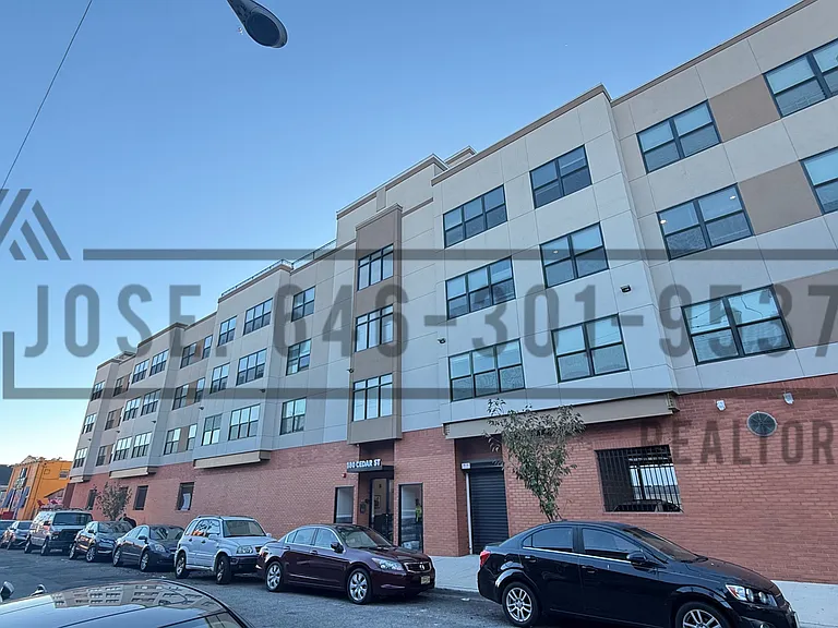 180 Cedar St #27 — Photo 1