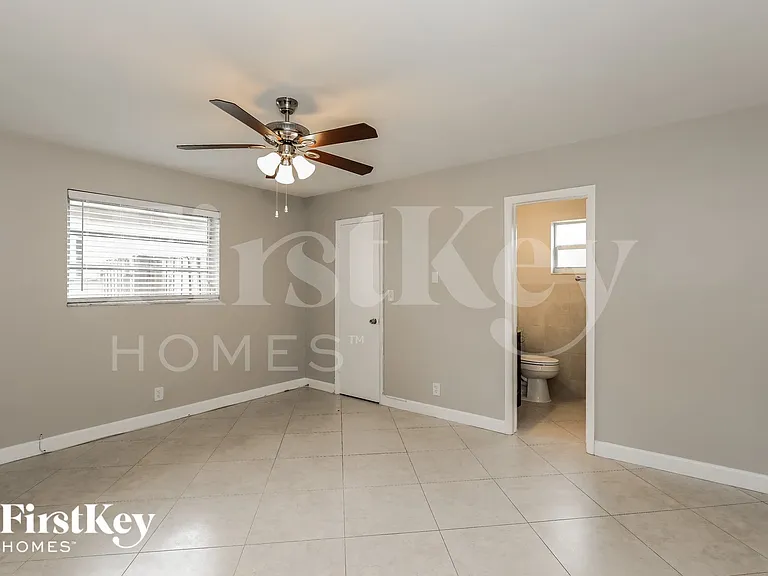 2200 N 55th Ave — Photo 9