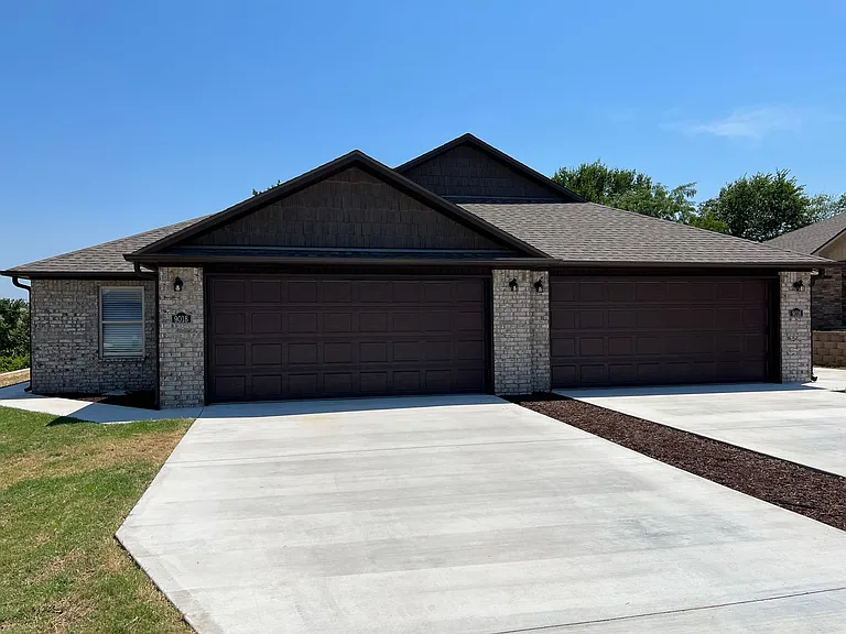 9016-9018 Sandra Way — Photo 1