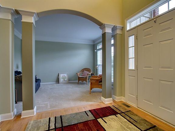 4th image of 1095 W Parkway Blvd