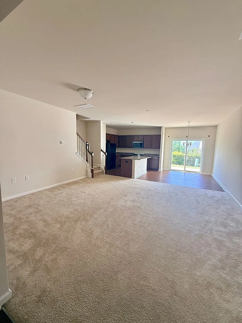 Spacious multi-bedroom layout In Durham — Photo 2
