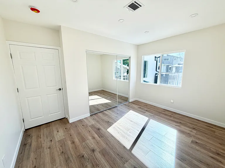 10639 Whitegate Ave — Photo 17