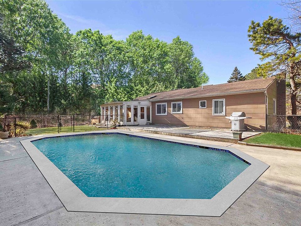 1st image of 9 Fairway Dr