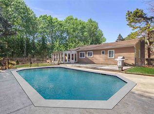 9 Fairway Dr, Manorville, NY