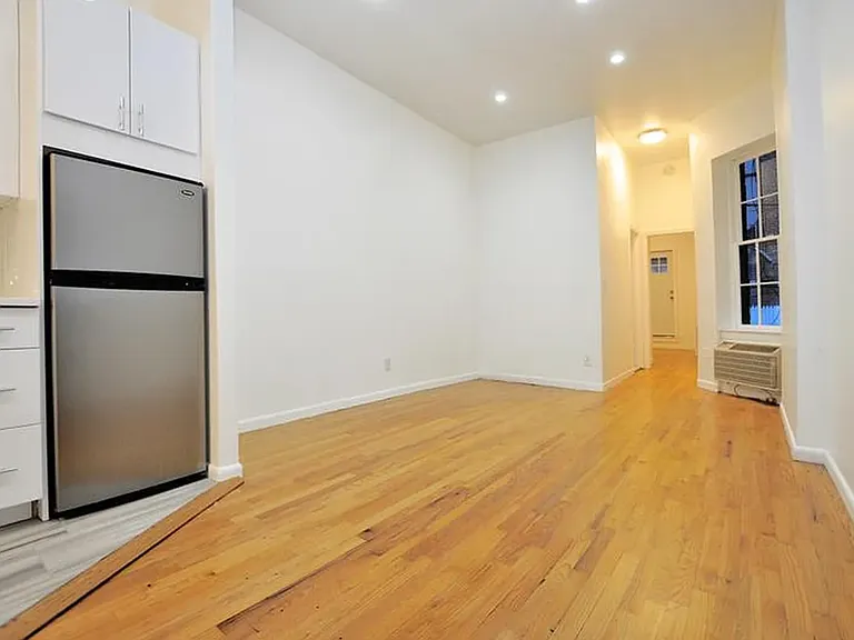 220 W 20th St #1RW — Photo 5