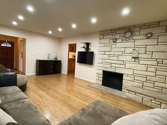 4th image of 15900 Liggett St