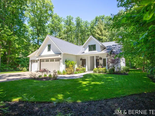 6225 Lighthouse Ct, Saugatuck, MI 49453