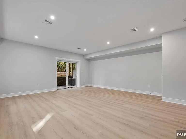 2449 Camner St — Photo 40