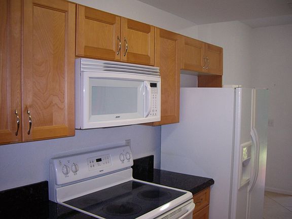 3rd image of 328 SE 23rd Avenue #328