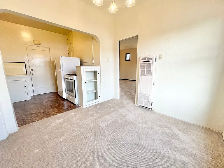Charming Vintage 1BD/1BA Upstairs Corner Unit Near 7th Street | On-Site Laundry — Photo 5