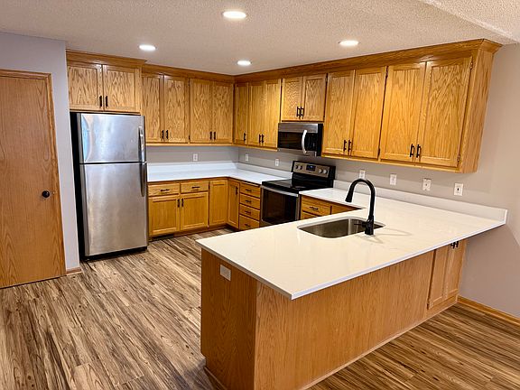 Spacious kitchen w/ new custom quartz countertop and Delta faucet