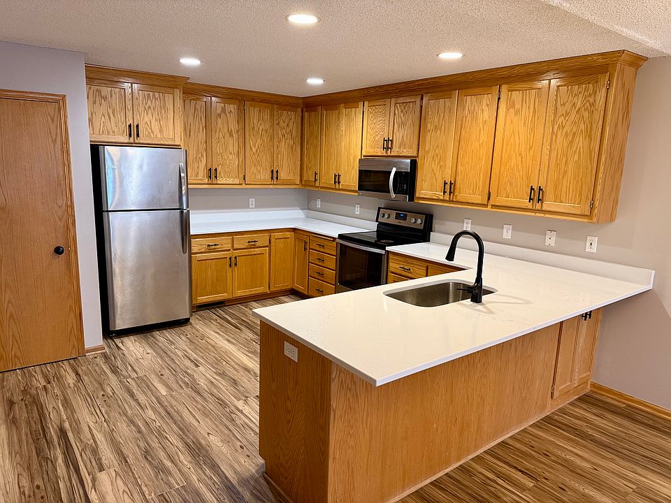 Spacious kitchen w/ new custom quartz countertop and Delta faucet