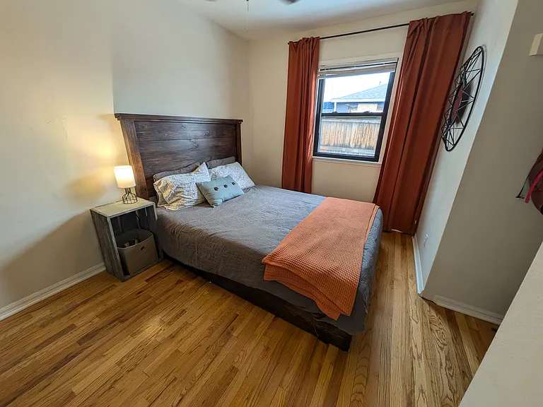 Second bedroom (queen)