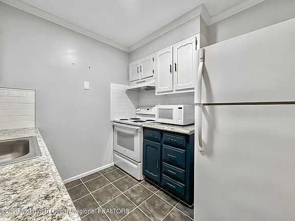 3rd image of 1118C Argyll Circle