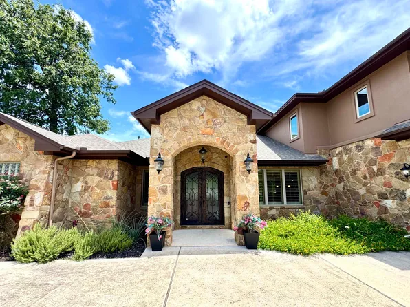 306 Bridgepoint Drive, Kingsland, TX 78639