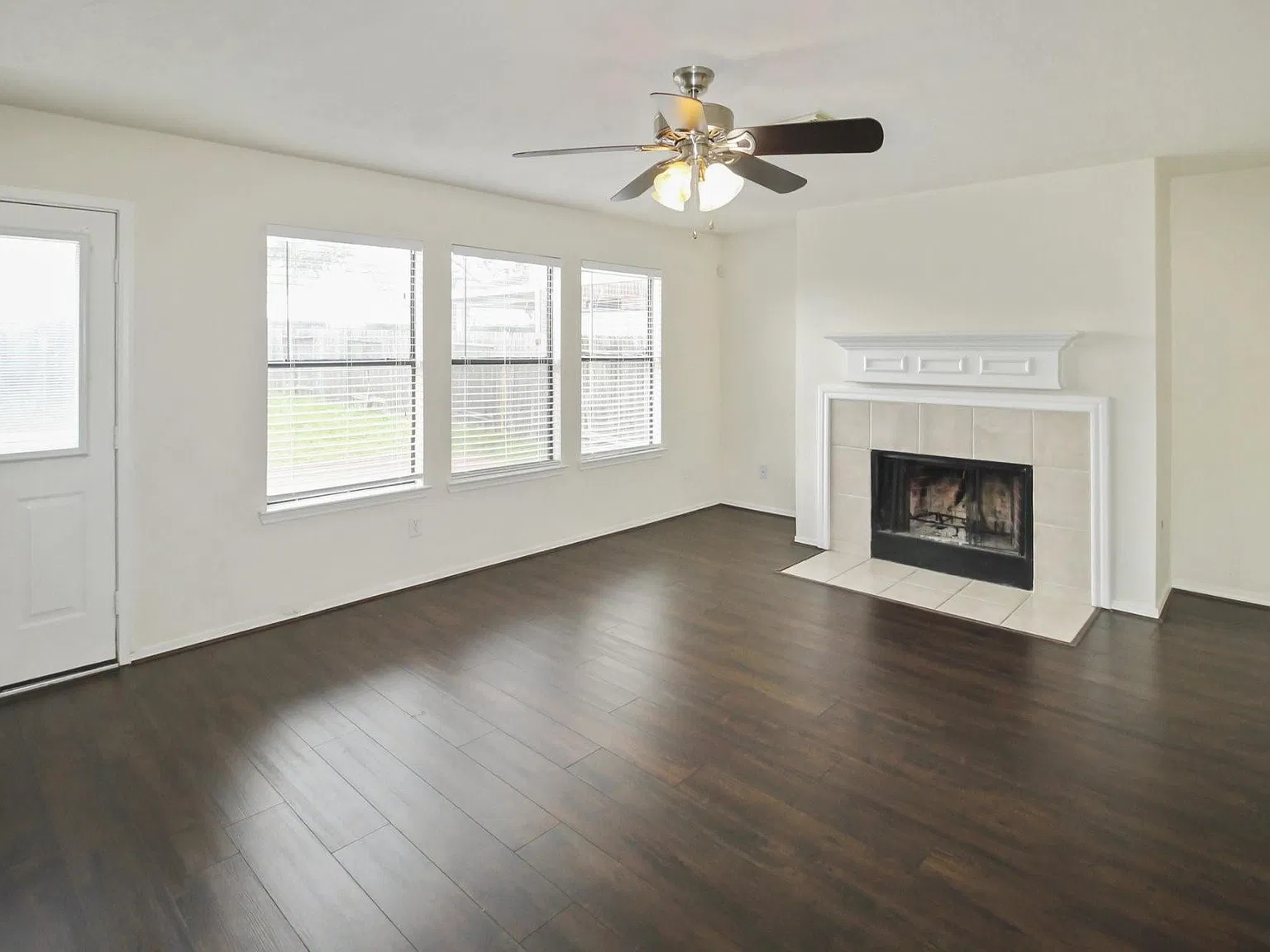 3 bed, 2.5 bath, 2392 sqft, $2,250 — Photo 2