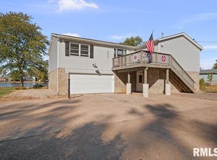 2405 S Shore Dr, Moline, IL 61265