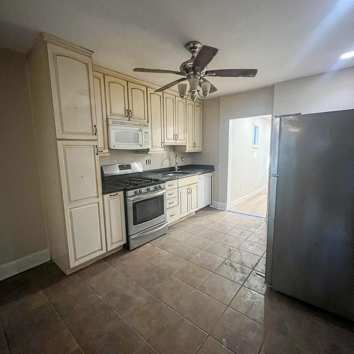 3 bed, 1.0 bath, 1422 sqft, $2,000 — Photo 3