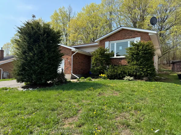 16 Maple St, Bancroft, ON K0L 1C0