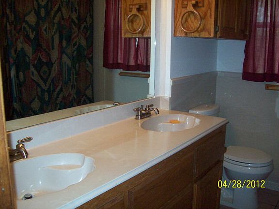 5th image of 521 Wisteria St