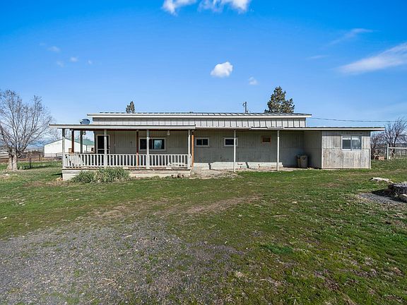 4th image of 2748 NE Loucks Rd