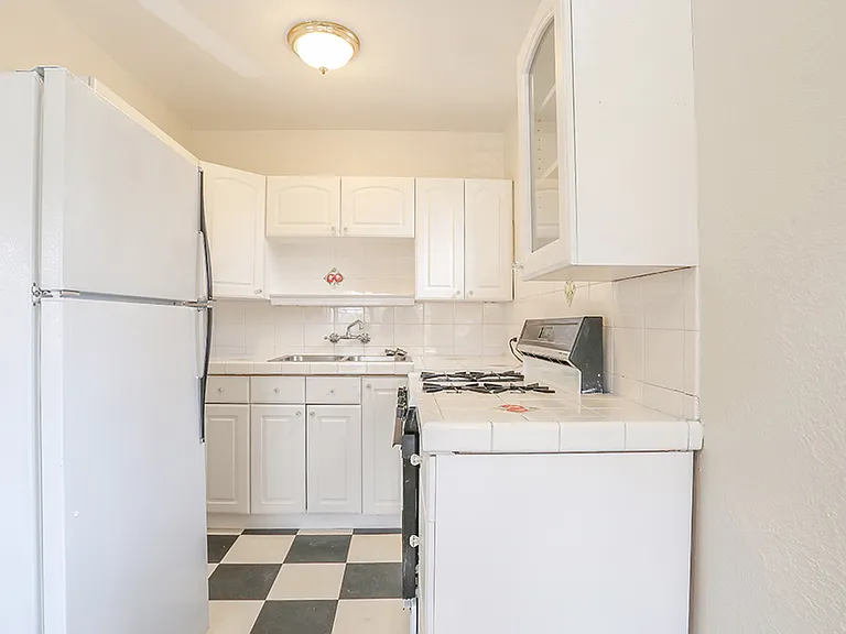 Elegante Apartments — Photo 15
