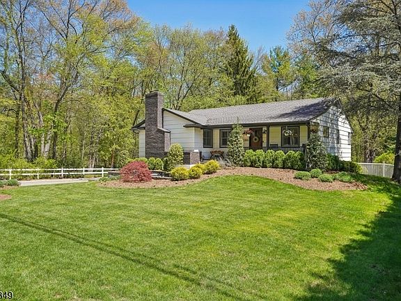 5th image of 586 Sparrowbush Rd